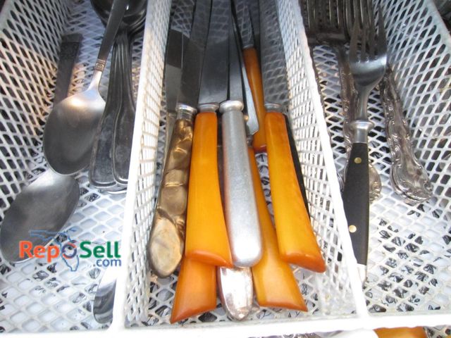 Lot 31-9186 - Contents of Drawer: Kitchen utensils, including knives with plastic and stainless steel handles, var...