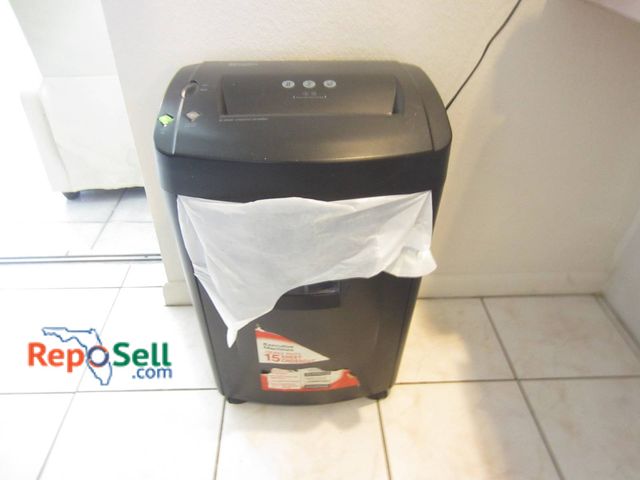 Lot 31-8651 - Executive Machines EPS-1501X Heavy Duty 15-Sheet Crosscut Shredder, Powered On