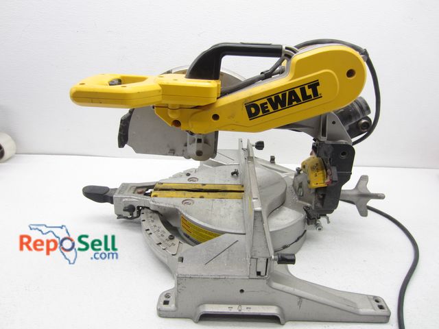 Lot 31-3421 - DeWalt 12" Double Bevel Compound Miter Saw #DWS716 - Powers On