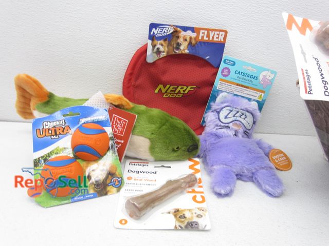 Lot 31-5428 - (20) New Pcs of Dog/Cat Toys: Nerf Chuckit Balls, Squeaky Toys, Dog Bones, etc.