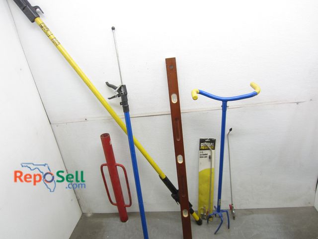 Lot 31-6462 - Tool Lot: Level, Garden Claw, Stud Pounder, (2) 2' Extendable Blow Guns etc