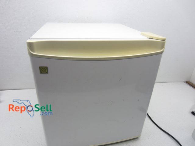 Lot 31-5539 - GE Minifridge 17x18.5x18.5", #GMR02B - Powers On/Freezer 15 Degrees/Fridge 34
