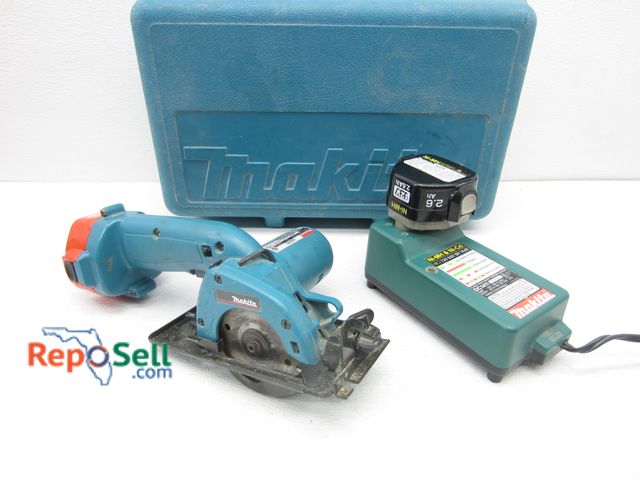 Lot 31-3539 - Makita 12V Circular Saw With Case, (2) 2.0 AH Batteries And Charger #5093D - Power On