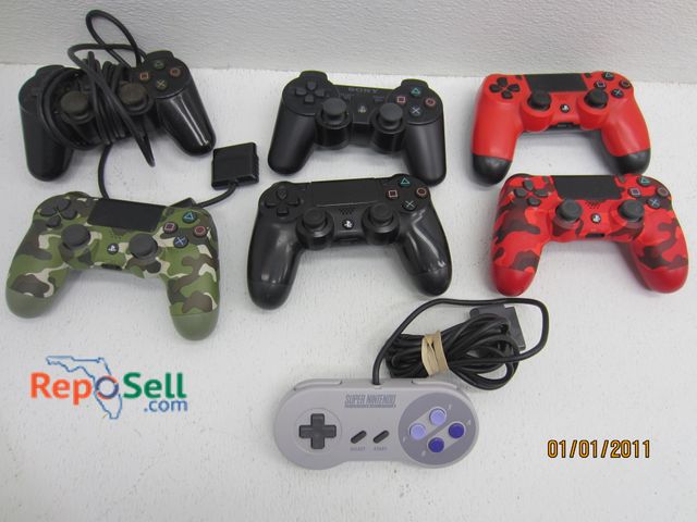 Lot 31-5213 - (6) Playstation Controllers &amp; (1) Super Nintendo Controller