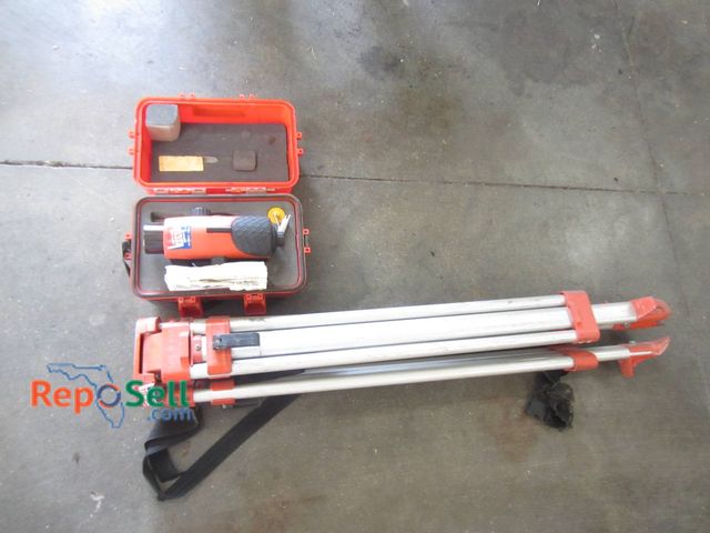 Lot 31-1276 - David White Leveling Equipment Set, Featuring Level With Tripod And Protective Hard Case For Transpo...