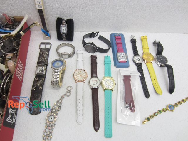 Lot 31-7306 - Lot Of Analog Watches And Parts