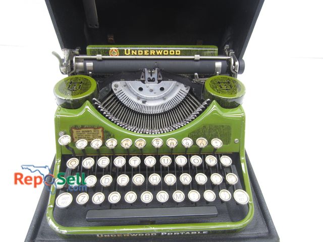 Lot 31-8600 - 1920s Green Underwood Typewriter w/Case