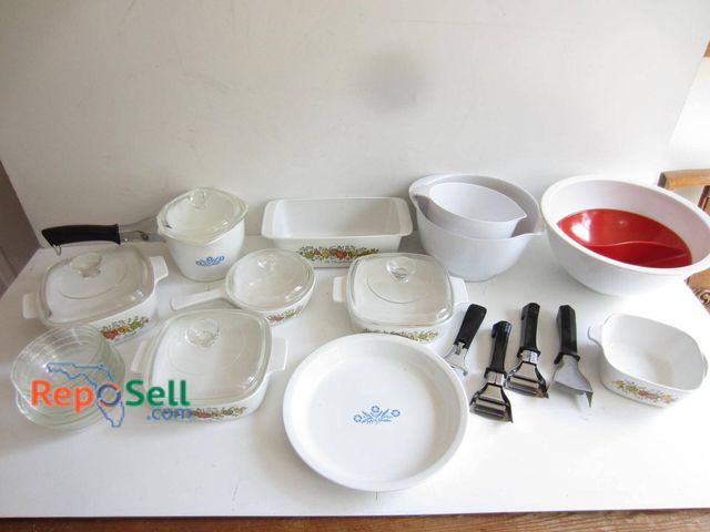 Lot 31-9156 - Corning Ware kitchen set including assorted casserole dishes with glass lids, pie plates, and saucep...