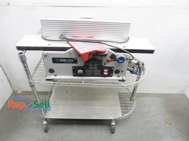 Lot 31-6088 - Delta Shopmaster 6" Variable Speed Bench Jointer JT160 with Small Rolling Cart - Powers On