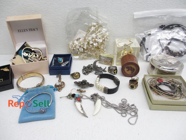 Lot 31-3220 - Lot of Costume Jewelry