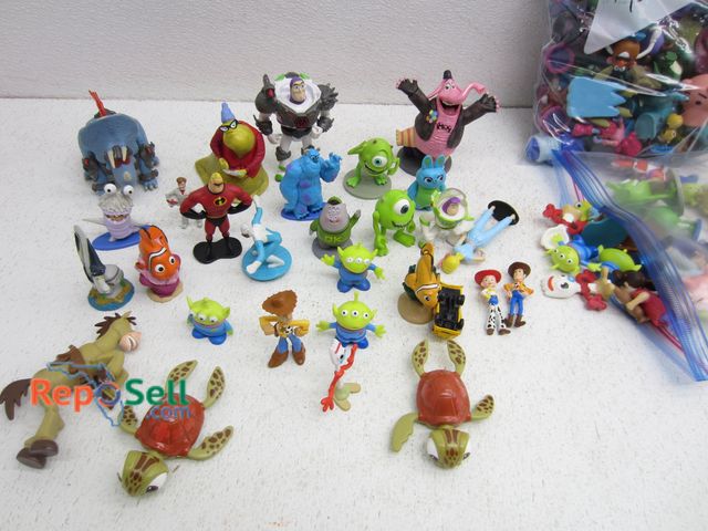 Lot 31-5156 - (100) Pixar Small Figures