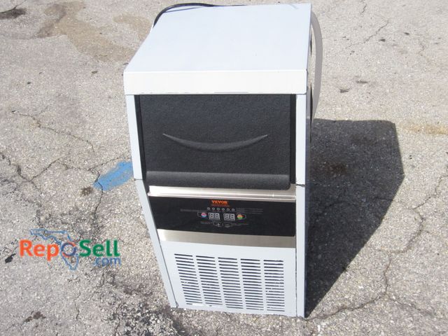 Lot 31-6178 - NIB Vevor Ice Maker #SSX65C - Powers On