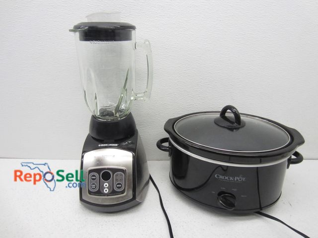 Lot 31-9485 - B&amp;D Cyclone 18 Speed Blender And Crockpot - Both Power On