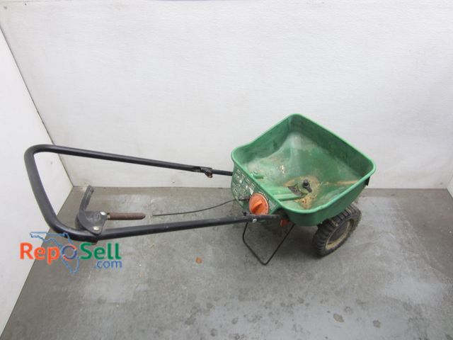 Lot 31-2360 - Scotts Turf Builder Edgeguard Mini Broadcast Spreader