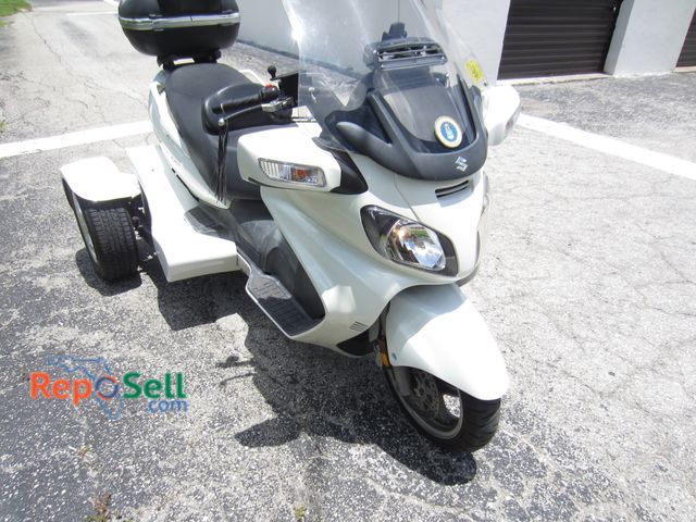 Lot 31-4678 - 2007 Suzuki Burgman 650 3-Wheeler 2007 Suzuki Burgman 650 Trike, Automatic Transmission, White, Wind...