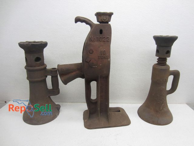 Lot 31-9485 - (3) vintage heavy-duty car jacks and jack stands