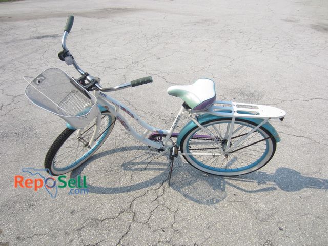 Lot 31-7252 - Schwinn Del Mar Beach Cruiser Bicycle