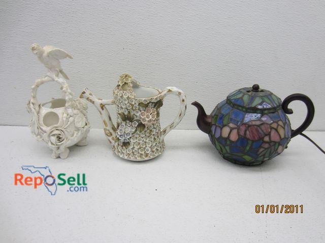 Lot 31-5161 - (3) Vintage Collectibles: Stained Glass Lamp (Powered On), Teapot &amp; Candle Holder