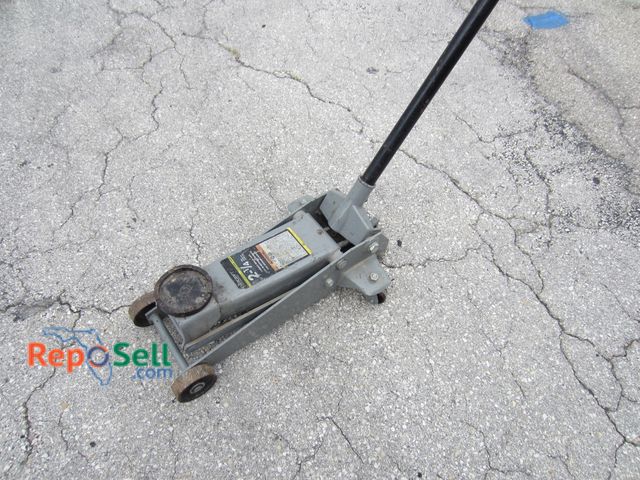 Lot 31-4055 - Evercraft 2 1/4 Ton Service Jack (Tested)
