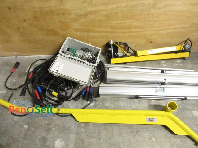 Lot 31-3095 - Hardware Lot: Gondola Train, Fostoria Dock Light Arm, Hi-Box