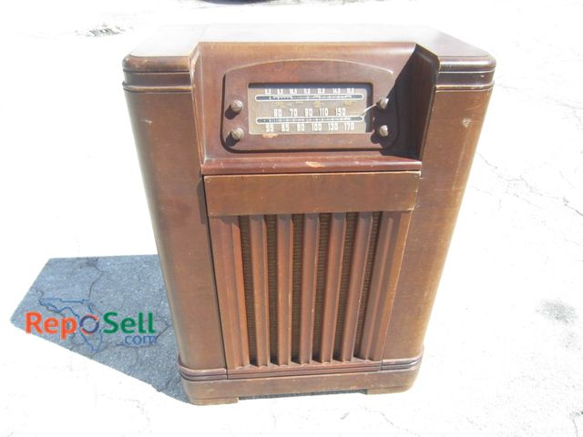 Lot 31-6536 - Antique Philco Phonograph Radio #46-1226 - 37" Tall, 26" Wide, 15" Deep. Powered on, Audible Static