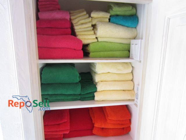 Lot 31-1256 - Large Lot of Various Colored Bath Towels