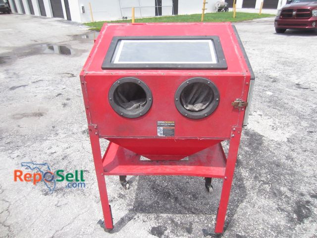 Lot 31-7074 - Central Pneumatic 40lb Capacity Floor Blast Cabinet With Gun And Hose - Missing Power Cord For Light