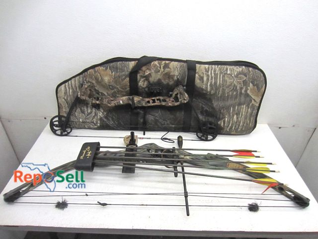 Lot 31-6179 - (2) Bows With Acces And A Soft Case: Hoyt And Barnett