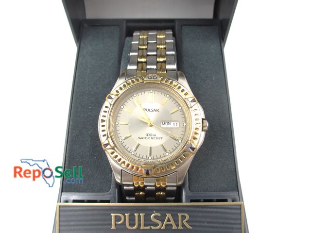 Lot 31-2034 - Pulsar Men's Dress Watch in Box - New Battery, Shows Day &amp; Date, Large Band