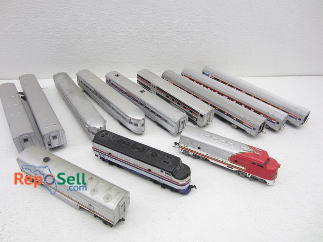 Lot 31-3324 - (12) Train Cars Amtrak and Santa Fe