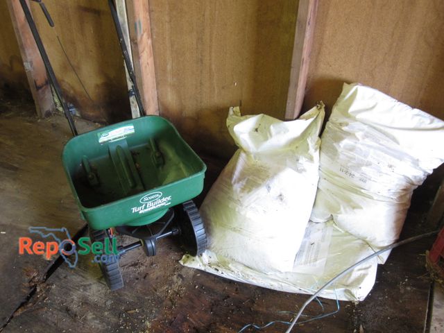 Lot 31-2050 - Scotts Spreader with (3) 50# Lesco  24-2-11 Fertilizer