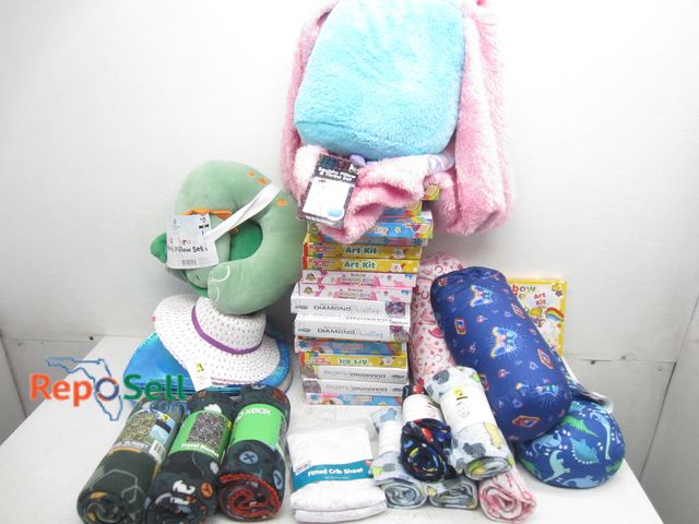 Lot 31-6174 - Estate lot: pillows, blankets, games, hats etc - Most Appear New
