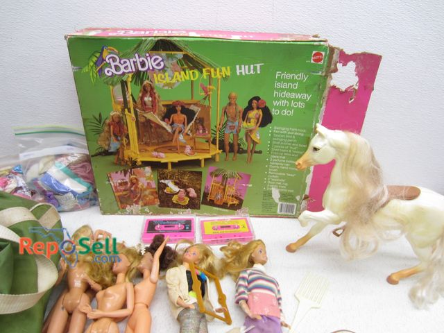 Lot 31-5113 - Barbie Fun Hut and Dolls