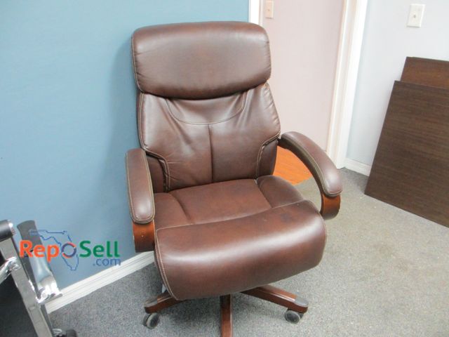 Lot 31-8184 - Lazyboy Brown Rolling Office Chair
