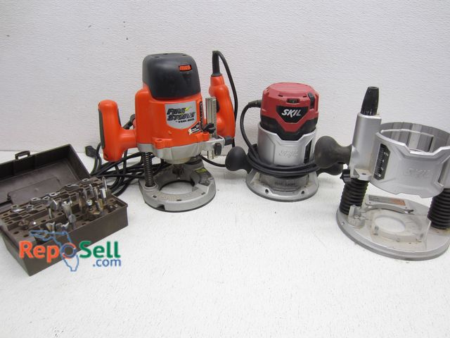 Lot 31-6072 - (2) Routers, Bits &amp; Base (both power on): Skil &amp; B&amp;D