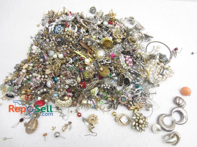 Lot 31-9085 - Large Lot Single Earrings 3 lbs.