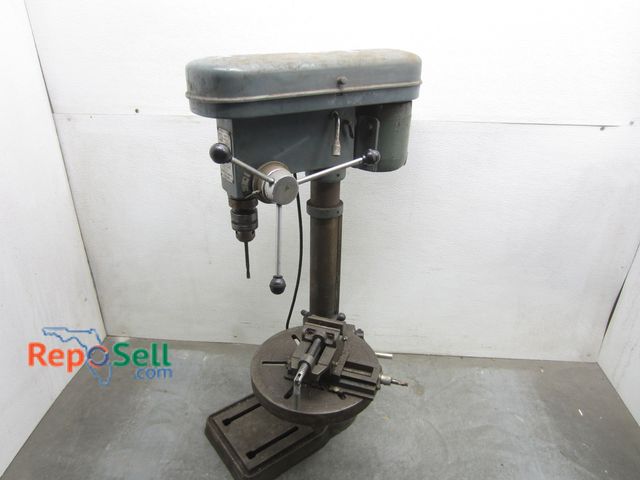 Lot 31-3340 - Illinois Industrial Tool 1/2HP Drill Press (powers on with switch)