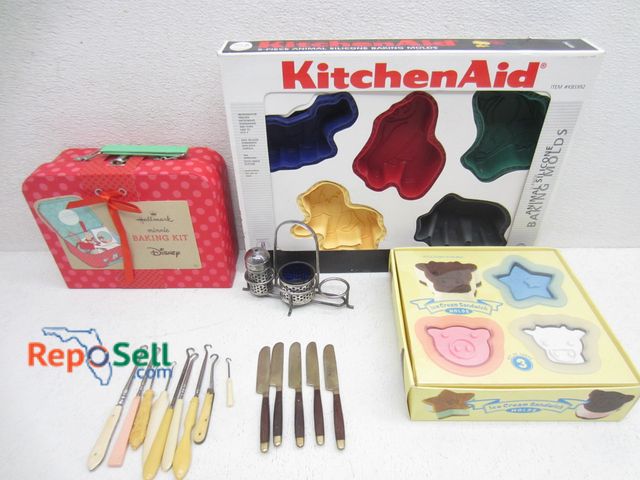 Lot 31-6324 - Kitchen Acces: Baking Kit, Baking Molds, Crab Hooks etc