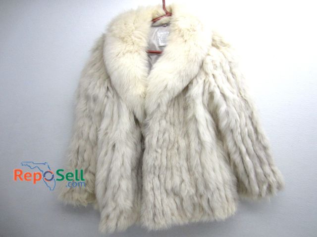 Lot 31-1331 - Hoppers Furs/ Saga Fox Fur Coat Appears To be Size M