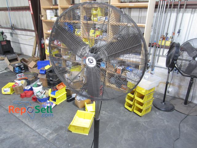 Lot 31-8002 - Strongway 31"W Fan Powers On