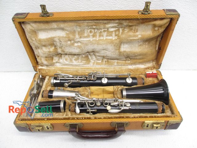 Lot 31-8072 - Bundy Clarinet w/Case