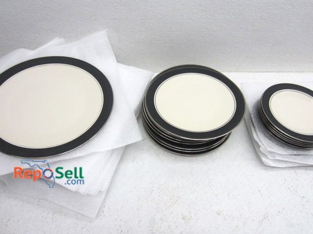 Lot 31-9283 - (24) Franciscan Midnight Mist Masterpiece China Plates Made In USA