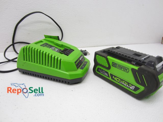 Lot 31-8588 - Greenworks 4.0AH 40v Battery w/Charger - Charged/Battery Full