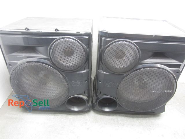 Lot 31-8352 - (2) Samsung Giga Sound Beat Speakers w/Wheels #PS-HS8500 - Both Approx. 22.5x18.5x26"H