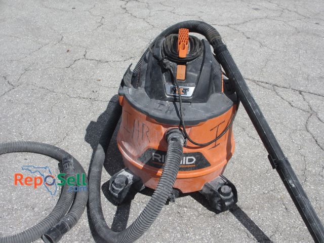 Lot 31-9215 - Ridgid NXT 6HP Vac with Hose/Attachments Powers On