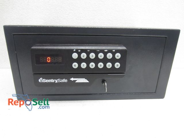 Lot 31-9426 - Small Sentry safe with key, 15"x7x10