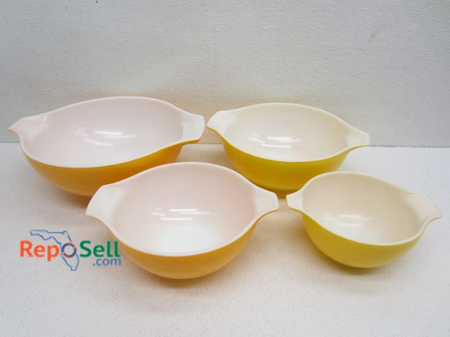 Lot 31-7099 - (4) Pyrex Bowls