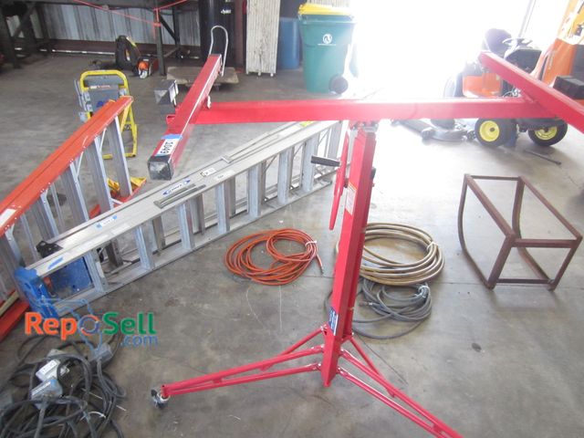 Lot 31-1049 - Sheetrock holder/lift