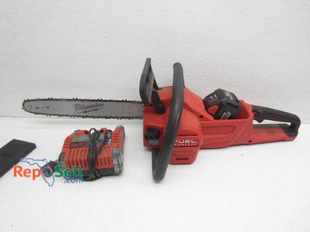 Lot 31-8390 - 18V Milwaukee Chainsaw 2727-20 With 8ah Battery And Charger - Power On
