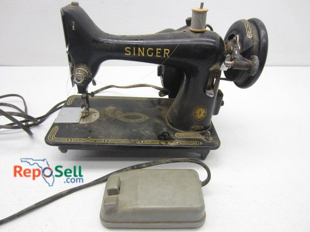 Lot 31-1275 - Vintage Singer Sewing Machine #EH96215 - Did Not Power On